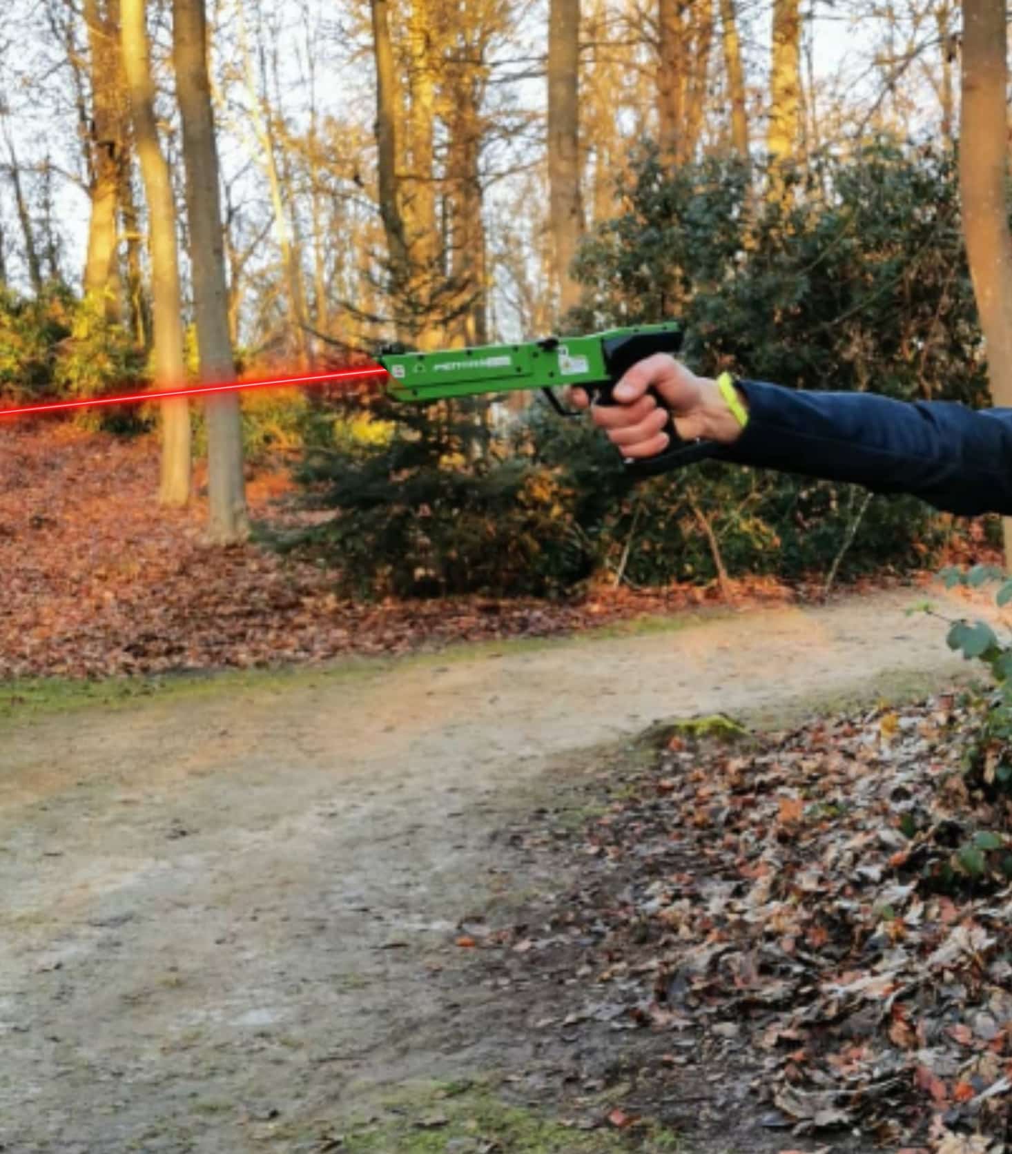 bras qui tient un pistolet laser