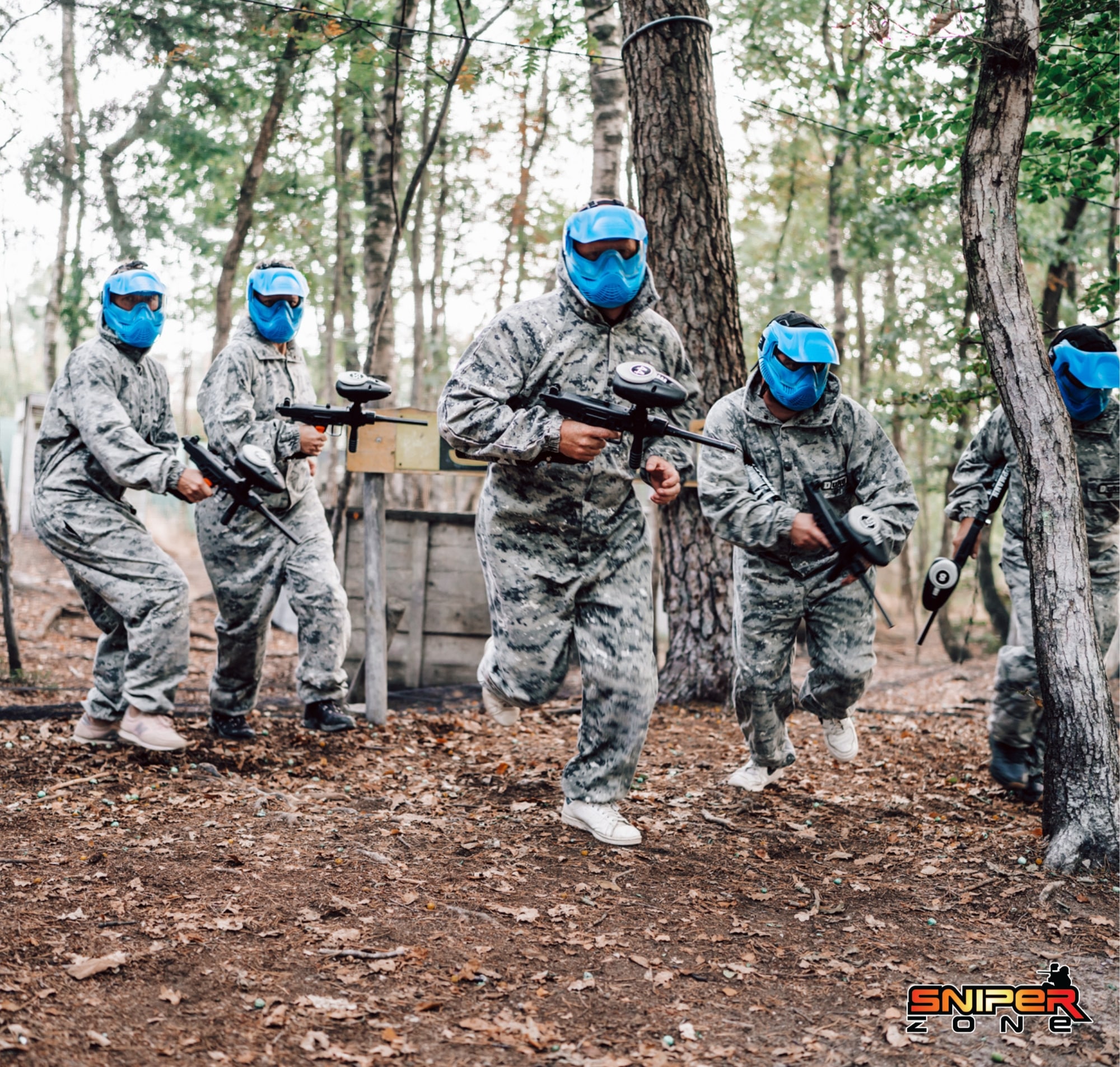 paintballspelers in het bos