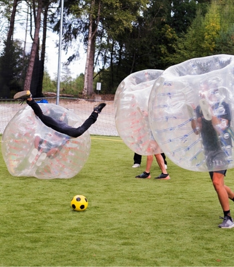 3 joueurs de bubble soccer, bubble football ou bubble voetbal