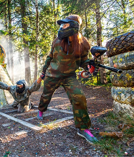 Travail d'équipe, jeux et paintball avec homme dans le jeu pour