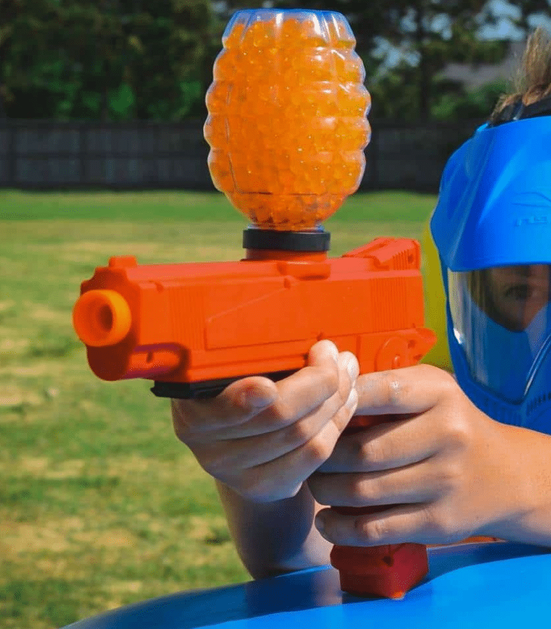 enfant jouant au gelly ball
